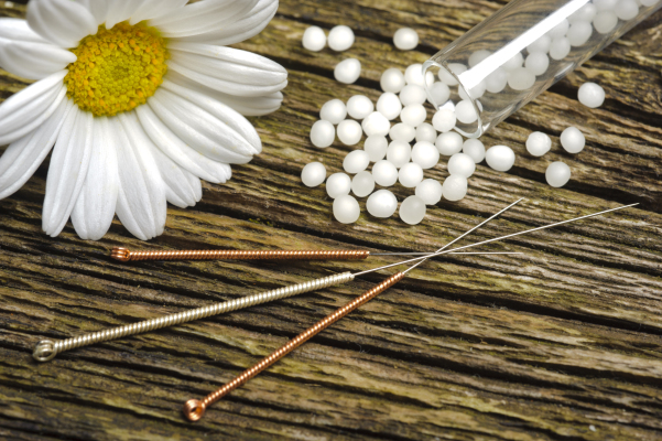 Alternative homöopathische Medizin mit Globuli und Akupunktur